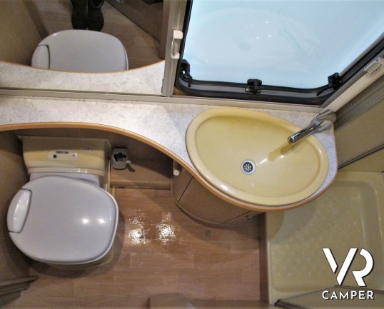 Dethleffs: caravan roulotte 4 posti letto, con letto matrimoniale, ampio bagno e comoda dinette. In vendita da Italia VR a Torino - Druento