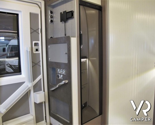 Burstner Lyseo TD 680 Privilège: camper nuovo semintegrale colore champagne, con letto basculante e garage per biciclette. Pacchetto Lyseo TD. Su Fiat Ducato 160 CV.