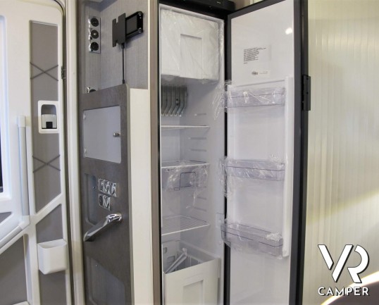 Burstner Lyseo TD 680 Privilège: camper nuovo semintegrale colore champagne, con letto basculante e garage per biciclette. Pacchetto Lyseo TD. Su Fiat Ducato 160 CV.