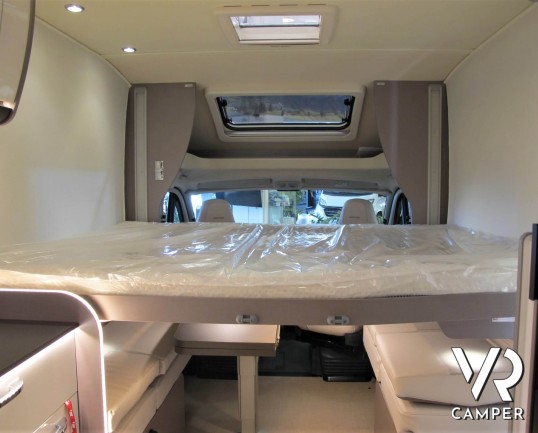 Burstner Lyseo TD 680 Privilège: camper nuovo semintegrale colore champagne, con letto basculante e garage per biciclette. Pacchetto Lyseo TD. Su Fiat Ducato 160 CV.