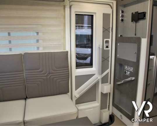 Burstner Lyseo TD 680 Privilège: camper nuovo semintegrale colore champagne, con letto basculante e garage per biciclette. Pacchetto Lyseo TD. Su Fiat Ducato 160 CV.