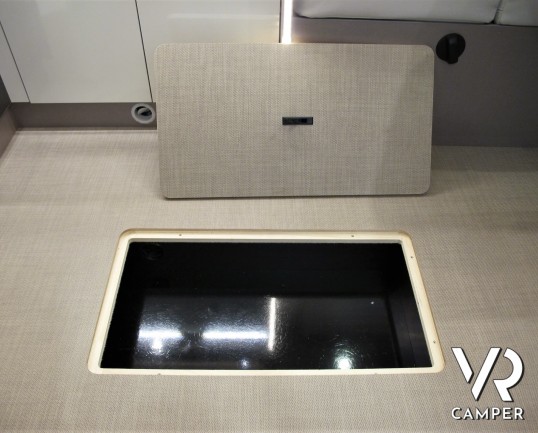 Burstner Lyseo TD 680 Privilège: camper nuovo semintegrale colore champagne, con letto basculante e garage per biciclette. Pacchetto Lyseo TD. Su Fiat Ducato 160 CV.