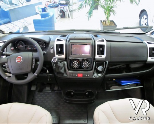 Burstner Lyseo TD 680 Privilège: camper nuovo semintegrale colore champagne, con letto basculante e garage per biciclette. Pacchetto Lyseo TD. Su Fiat Ducato 160 CV.