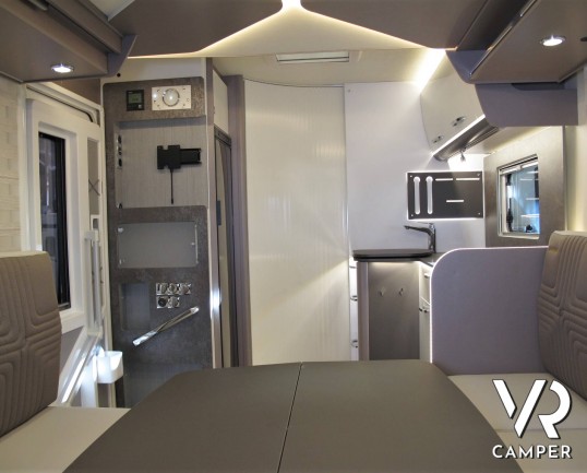 Burstner Lyseo TD 680 Privilège: camper nuovo semintegrale colore champagne, con letto basculante e garage per biciclette. Pacchetto Lyseo TD. Su Fiat Ducato 160 CV.