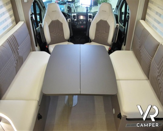 Burstner Lyseo TD 680 Privilège: camper nuovo semintegrale colore champagne, con letto basculante e garage per biciclette. Pacchetto Lyseo TD. Su Fiat Ducato 160 CV.