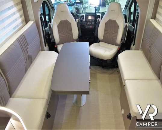 Burstner Lyseo TD 680 Privilège: camper nuovo semintegrale colore champagne, con letto basculante e garage per biciclette. Pacchetto Lyseo TD. Su Fiat Ducato 160 CV.