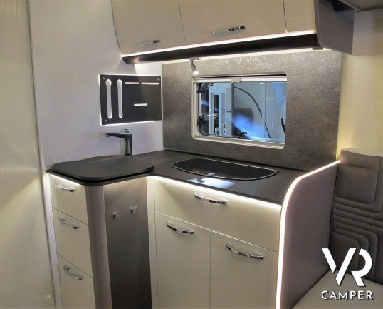 Burstner Lyseo TD 680 Privilège: camper nuovo semintegrale colore champagne, con letto basculante e garage per biciclette. Pacchetto Lyseo TD. Su Fiat Ducato 160 CV.