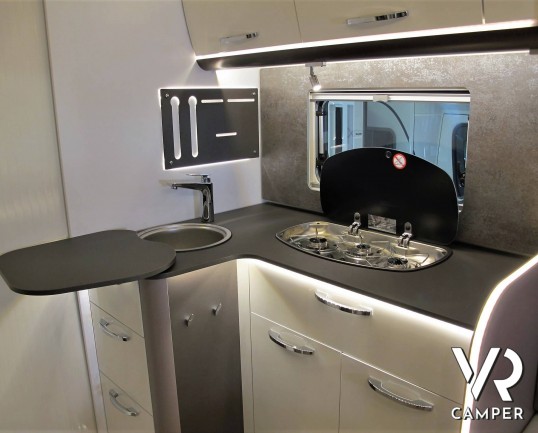 Burstner Lyseo TD 680 Privilège: camper nuovo semintegrale colore champagne, con letto basculante e garage per biciclette. Pacchetto Lyseo TD. Su Fiat Ducato 160 CV.