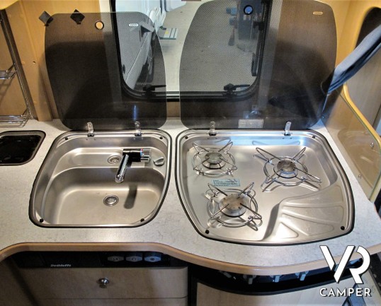 Dethleffs: caravan roulotte 4 posti letto, con letto matrimoniale, ampio bagno e comoda dinette. In vendita da Italia VR a Torino - Druento