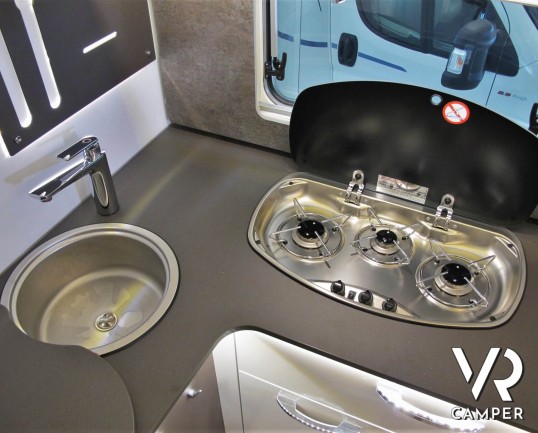 Burstner Lyseo TD 680 Privilège: camper nuovo semintegrale colore champagne, con letto basculante e garage per biciclette. Pacchetto Lyseo TD. Su Fiat Ducato 160 CV.