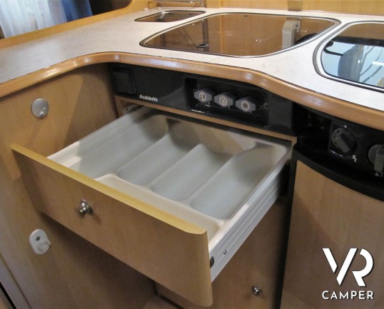 Dethleffs: caravan roulotte 4 posti letto, con letto matrimoniale, ampio bagno e comoda dinette. In vendita da Italia VR a Torino - Druento