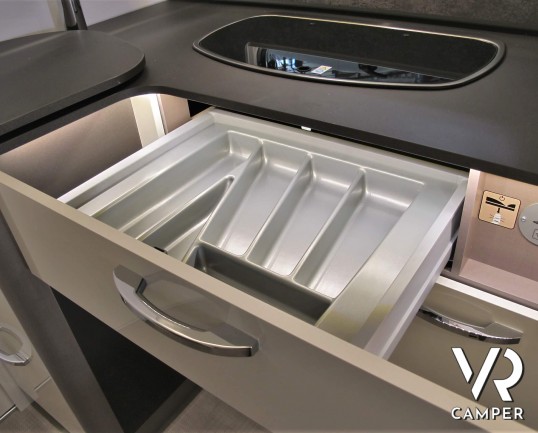 Burstner Lyseo TD 680 Privilège: camper nuovo semintegrale colore champagne, con letto basculante e garage per biciclette. Pacchetto Lyseo TD. Su Fiat Ducato 160 CV.