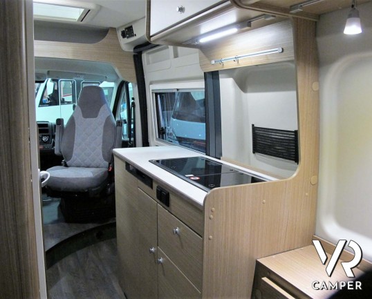 Carado CV 600: camper furgonato nuovo con letto matrimoniale posteriore, 3 posti letto, colore Alluminio metallizzato. Su Fiat Ducato 140 CV.