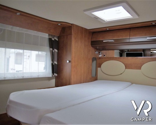 Carthago C-Line I 5.0 QB: camper usato motorhome con 4 posti letto, letto centrale, bagno e doccia separati, garage con scarpiera. Su Fiat Ducato 150 CV.