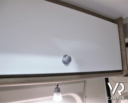 Carado CV 600: camper furgonato nuovo con letto matrimoniale posteriore, 3 posti letto, colore Alluminio metallizzato. Su Fiat Ducato 140 CV.