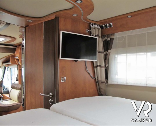 Carthago C-Line I 5.0 QB: camper usato motorhome con 4 posti letto, letto centrale, bagno e doccia separati, garage con scarpiera. Su Fiat Ducato 150 CV.