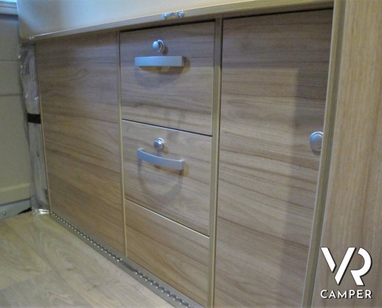 Hymer Van Grand Canyon: camper furgonato nuovo colore Grigio Campovolo, con letto sul tetto, cambio automatico, veranda, Truma Combi. Su Fiat Ducato 160 CV