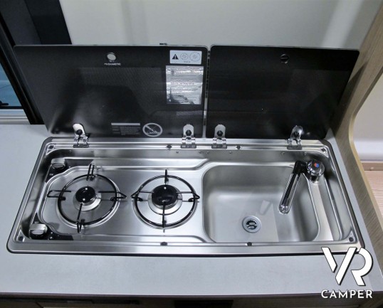 Carado CV 600: camper furgonato nuovo con letto matrimoniale posteriore, 3 posti letto, colore Alluminio metallizzato. Su Fiat Ducato 140 CV.