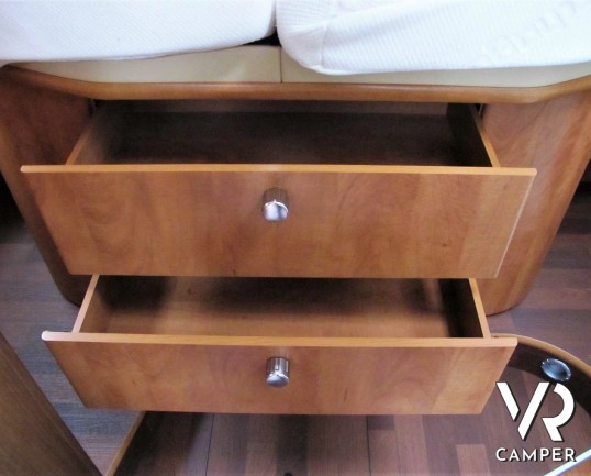 Carthago C-Line I 5.0 QB: camper usato motorhome con 4 posti letto, letto centrale, bagno e doccia separati, garage con scarpiera. Su Fiat Ducato 150 CV.