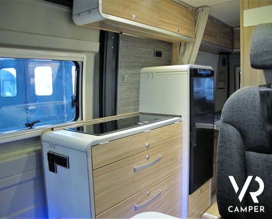 Hymer Van Grand Canyon: camper furgonato nuovo colore Grigio Campovolo, con letto sul tetto, cambio automatico, veranda, Truma Combi. Su Fiat Ducato 160 CV
