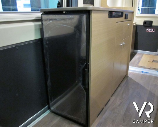 Carado CV 600: camper furgonato nuovo con letto matrimoniale posteriore, 3 posti letto, colore Alluminio metallizzato. Su Fiat Ducato 140 CV.