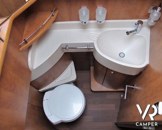 Carthago C-Line I 5.0 QB: camper usato motorhome con 4 posti letto, letto centrale, bagno e doccia separati, garage con scarpiera. Su Fiat Ducato 150 CV.