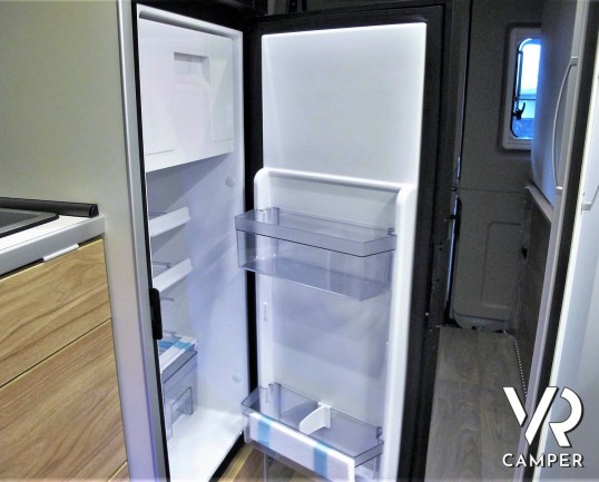 Hymer Van Grand Canyon: camper furgonato nuovo colore Grigio Campovolo, con letto sul tetto, cambio automatico, veranda, Truma Combi. Su Fiat Ducato 160 CV