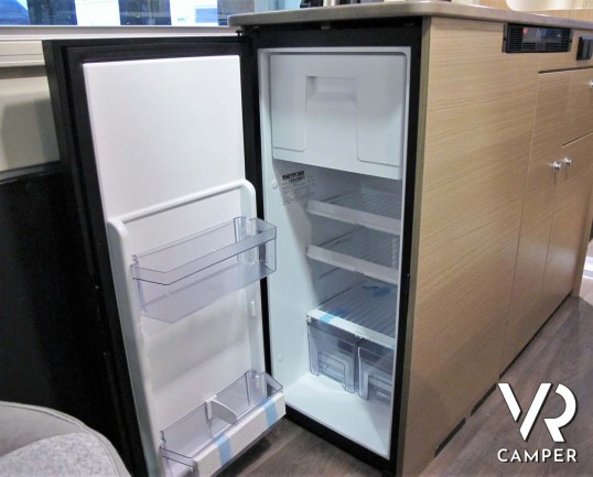 Carado CV 600: camper furgonato nuovo con letto matrimoniale posteriore, 3 posti letto, colore Alluminio metallizzato. Su Fiat Ducato 140 CV.