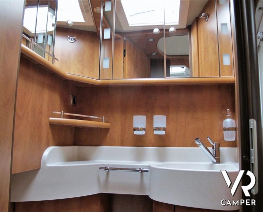 Carthago C-Line I 5.0 QB: camper usato motorhome con 4 posti letto, letto centrale, bagno e doccia separati, garage con scarpiera. Su Fiat Ducato 150 CV.