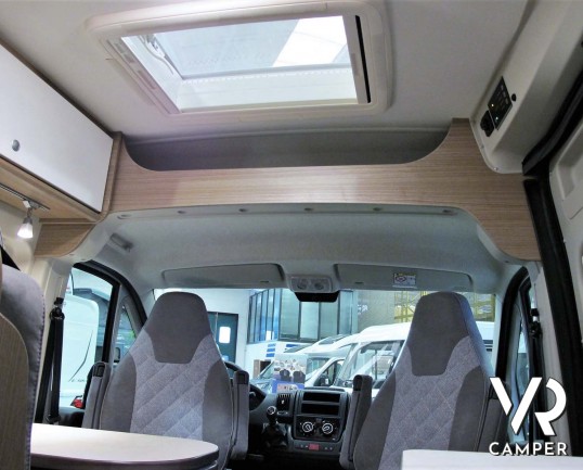 Carado CV 600: camper furgonato nuovo con letto matrimoniale posteriore, 3 posti letto, colore Alluminio metallizzato. Su Fiat Ducato 140 CV.