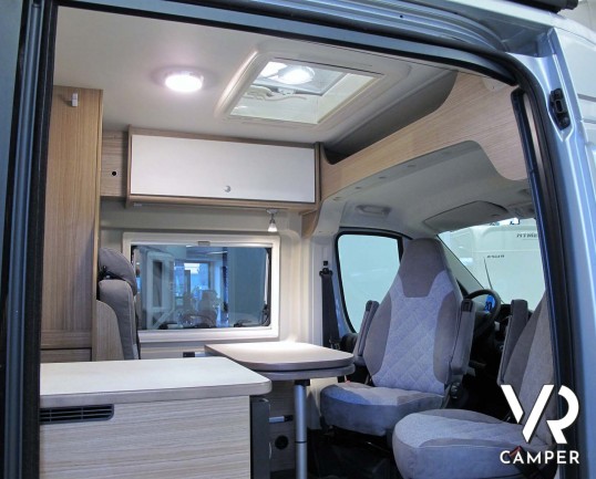 Carado CV 600: camper furgonato nuovo con letto matrimoniale posteriore, 3 posti letto, colore Alluminio metallizzato. Su Fiat Ducato 140 CV.