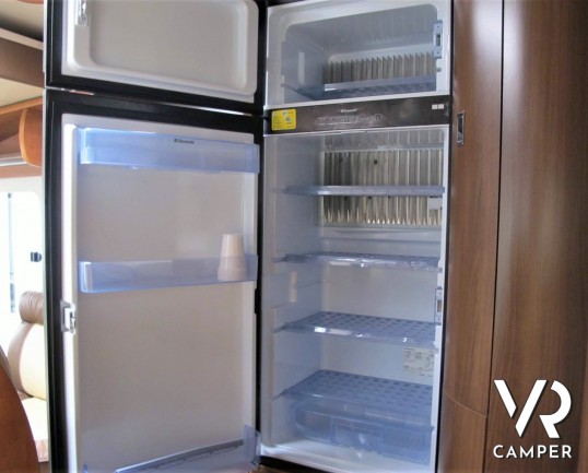 Carthago C-Line I 5.0 QB: camper usato motorhome con 4 posti letto, letto centrale, bagno e doccia separati, garage con scarpiera. Su Fiat Ducato 150 CV.