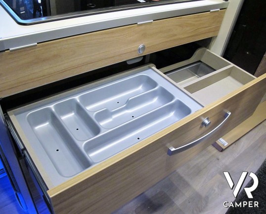 Hymer Van Grand Canyon: camper furgonato nuovo colore Grigio Campovolo, con letto sul tetto, cambio automatico, veranda, Truma Combi. Su Fiat Ducato 160 CV