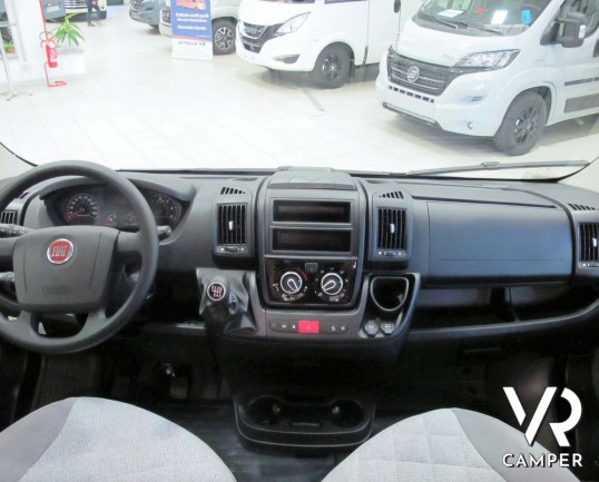 Carado CV 600: camper furgonato nuovo con letto matrimoniale posteriore, 3 posti letto, colore Alluminio metallizzato. Su Fiat Ducato 140 CV.