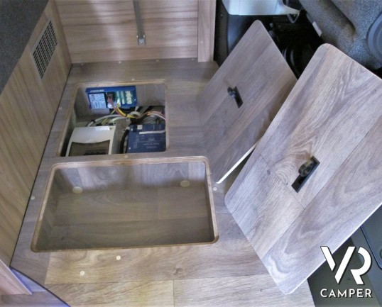 Hymer Van Grand Canyon: camper furgonato nuovo colore Grigio Campovolo, con letto sul tetto, cambio automatico, veranda, Truma Combi. Su Fiat Ducato 160 CV