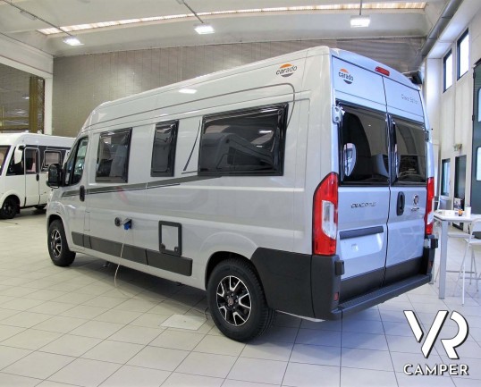 Carado CV 600: camper furgonato nuovo con letto matrimoniale posteriore, 3 posti letto, colore Alluminio metallizzato. Su Fiat Ducato 140 CV.