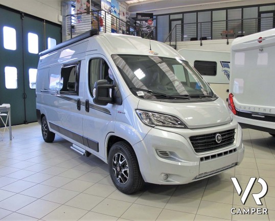 Carado CV 600: camper furgonato nuovo con letto matrimoniale posteriore, 3 posti letto, colore Alluminio metallizzato. Su Fiat Ducato 140 CV.