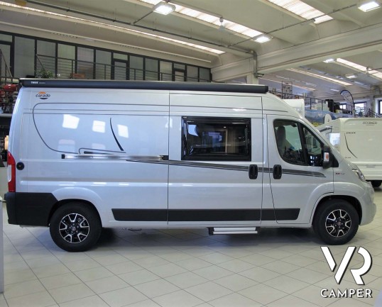 Carado CV 600: camper furgonato nuovo con letto matrimoniale posteriore, 3 posti letto, colore Alluminio metallizzato. Su Fiat Ducato 140 CV.