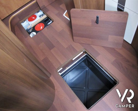 Carthago C-Line I 5.0 QB: camper usato motorhome con 4 posti letto, letto centrale, bagno e doccia separati, garage con scarpiera. Su Fiat Ducato 150 CV.