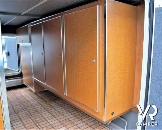 Carthago C-Line I 5.0 QB: camper usato motorhome con 4 posti letto, letto centrale, bagno e doccia separati, garage con scarpiera. Su Fiat Ducato 150 CV.