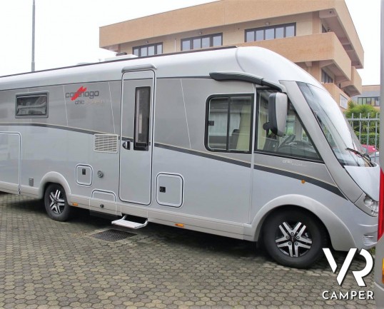 Carthago C-Line I 5.0 QB: camper usato motorhome con 4 posti letto, letto centrale, bagno e doccia separati, garage con scarpiera. Su Fiat Ducato 150 CV.