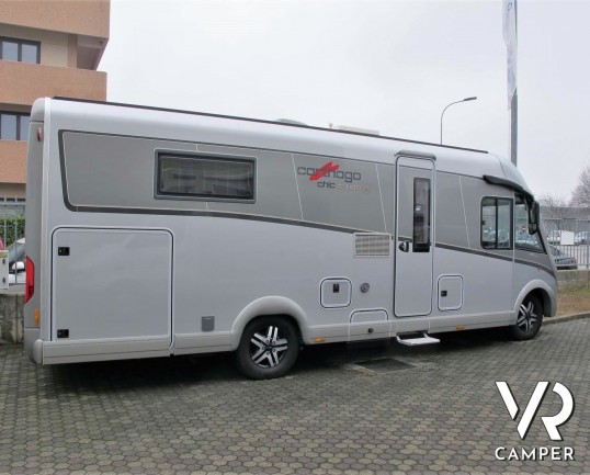 Carthago C-Line I 5.0 QB: camper usato motorhome con 4 posti letto, letto centrale, bagno e doccia separati, garage con scarpiera. Su Fiat Ducato 150 CV.