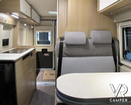 Carado CV 600: camper furgonato nuovo con letto matrimoniale posteriore, 3 posti letto, colore Alluminio metallizzato. Su Fiat Ducato 140 CV.