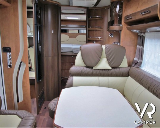 Carthago C-Line I 5.0 QB: camper usato motorhome con 4 posti letto, letto centrale, bagno e doccia separati, garage con scarpiera. Su Fiat Ducato 150 CV.