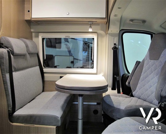 Carado CV 600: camper furgonato nuovo con letto matrimoniale posteriore, 3 posti letto, colore Alluminio metallizzato. Su Fiat Ducato 140 CV.