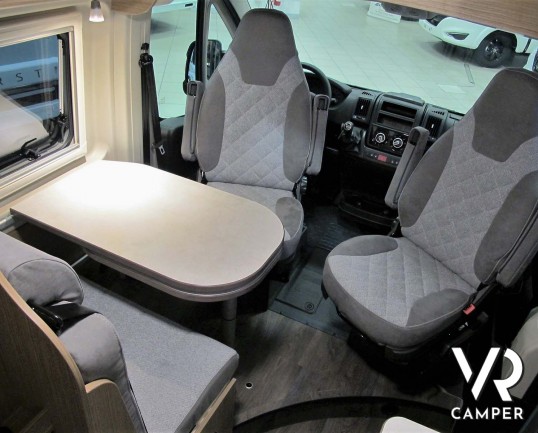 Carado CV 600: camper furgonato nuovo con letto matrimoniale posteriore, 3 posti letto, colore Alluminio metallizzato. Su Fiat Ducato 140 CV.