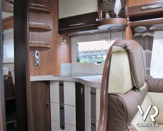 Carthago C-Line I 5.0 QB: camper usato motorhome con 4 posti letto, letto centrale, bagno e doccia separati, garage con scarpiera. Su Fiat Ducato 150 CV.