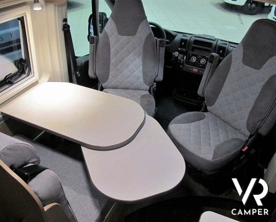 Carado CV 600: camper furgonato nuovo con letto matrimoniale posteriore, 3 posti letto, colore Alluminio metallizzato. Su Fiat Ducato 140 CV.