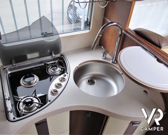 Carthago C-Line I 5.0 QB: camper usato motorhome con 4 posti letto, letto centrale, bagno e doccia separati, garage con scarpiera. Su Fiat Ducato 150 CV.