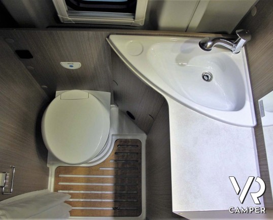 Carado CV 600: camper furgonato nuovo con letto matrimoniale posteriore, 3 posti letto, colore Alluminio metallizzato. Su Fiat Ducato 140 CV.